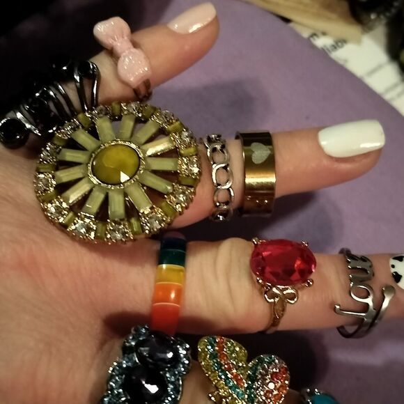 Lot or bundle of 18 different unique statement rings, all in excellent condition - Picture 13 of 16